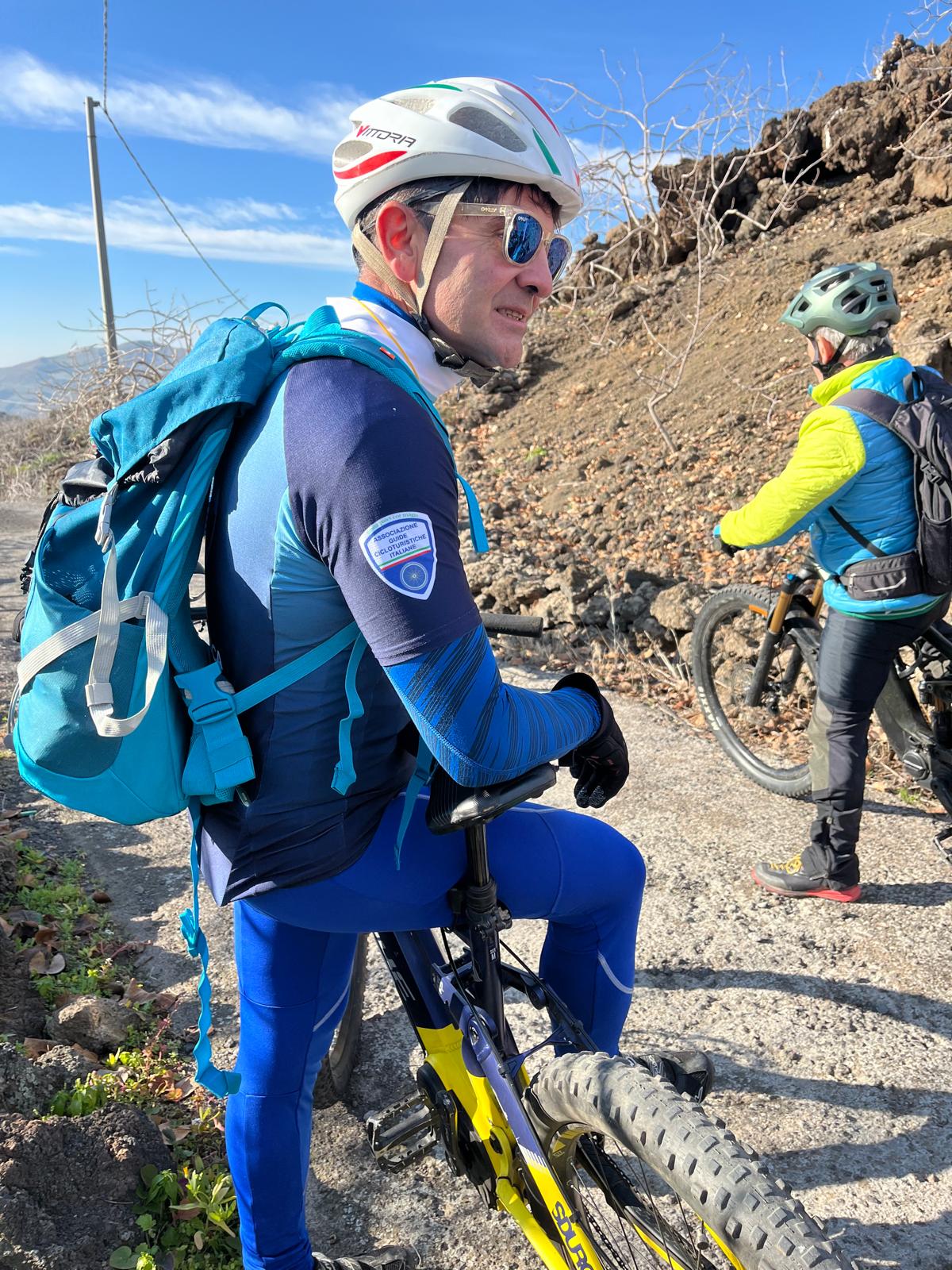 Alessandro Pasqua durante un’escursione guidata in e-bike sull’Etna