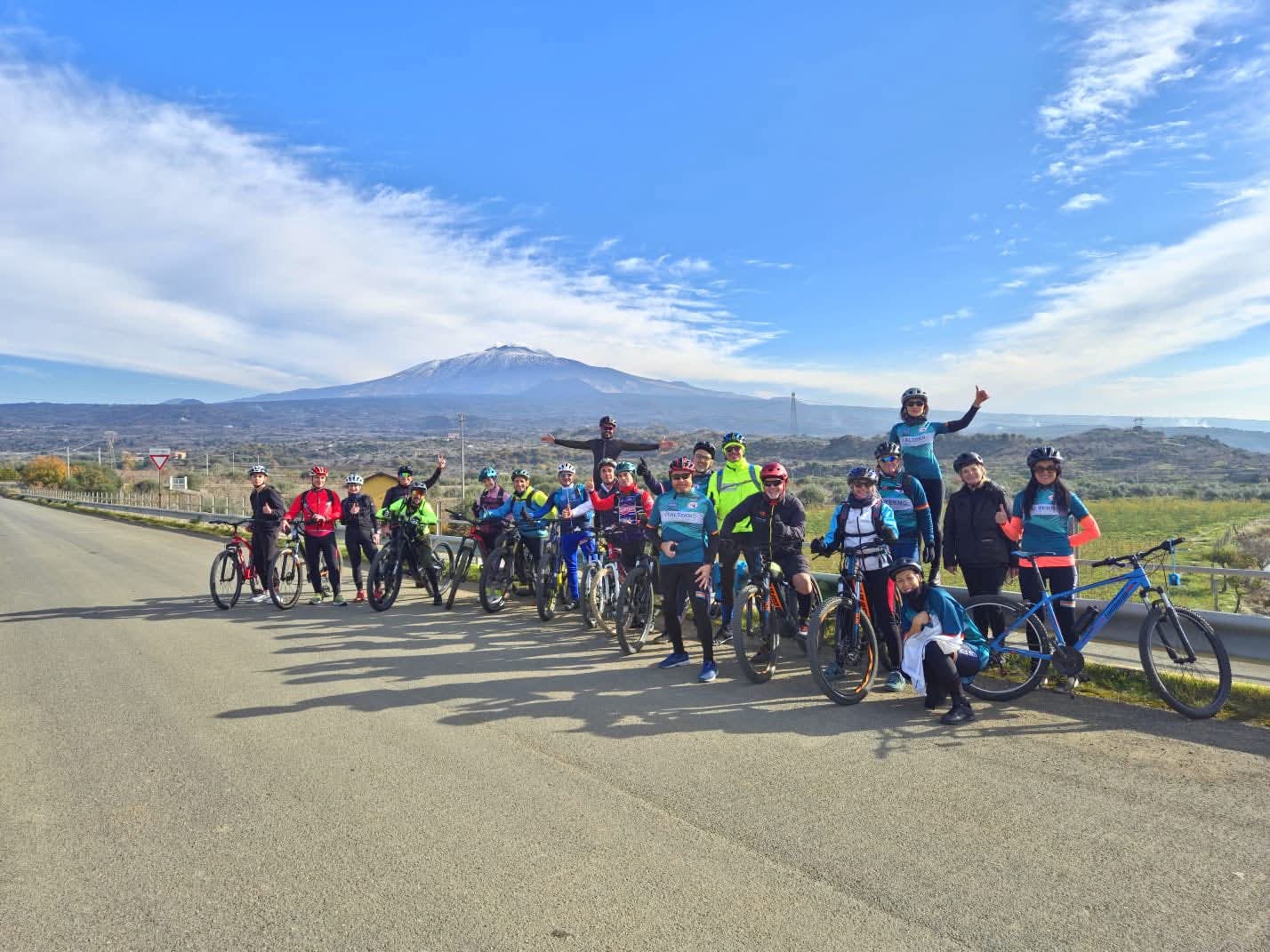 Gruppo di ciclisti durante un tour guidato in e-bike sull’Etna